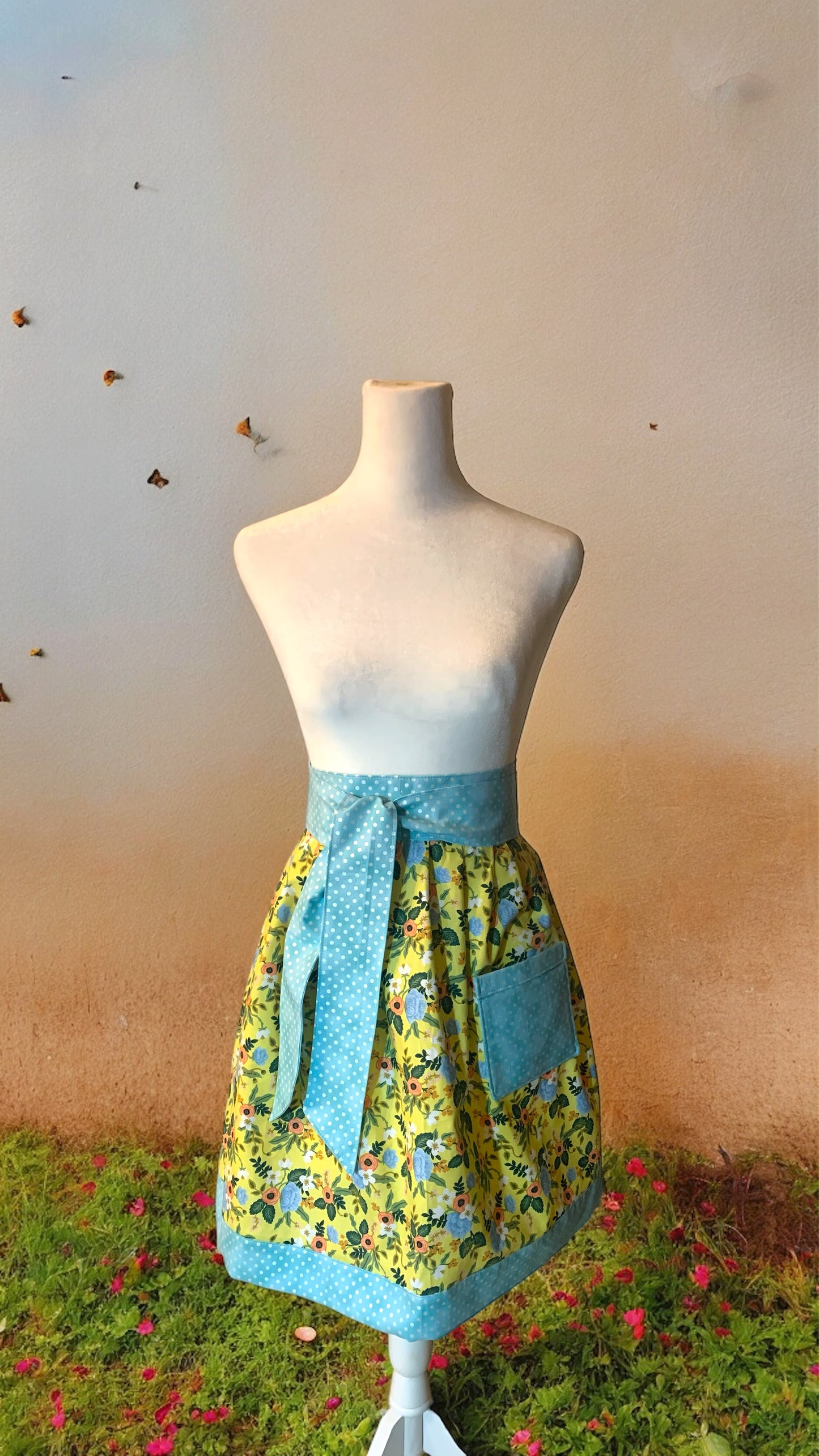 Primavera yellow apron